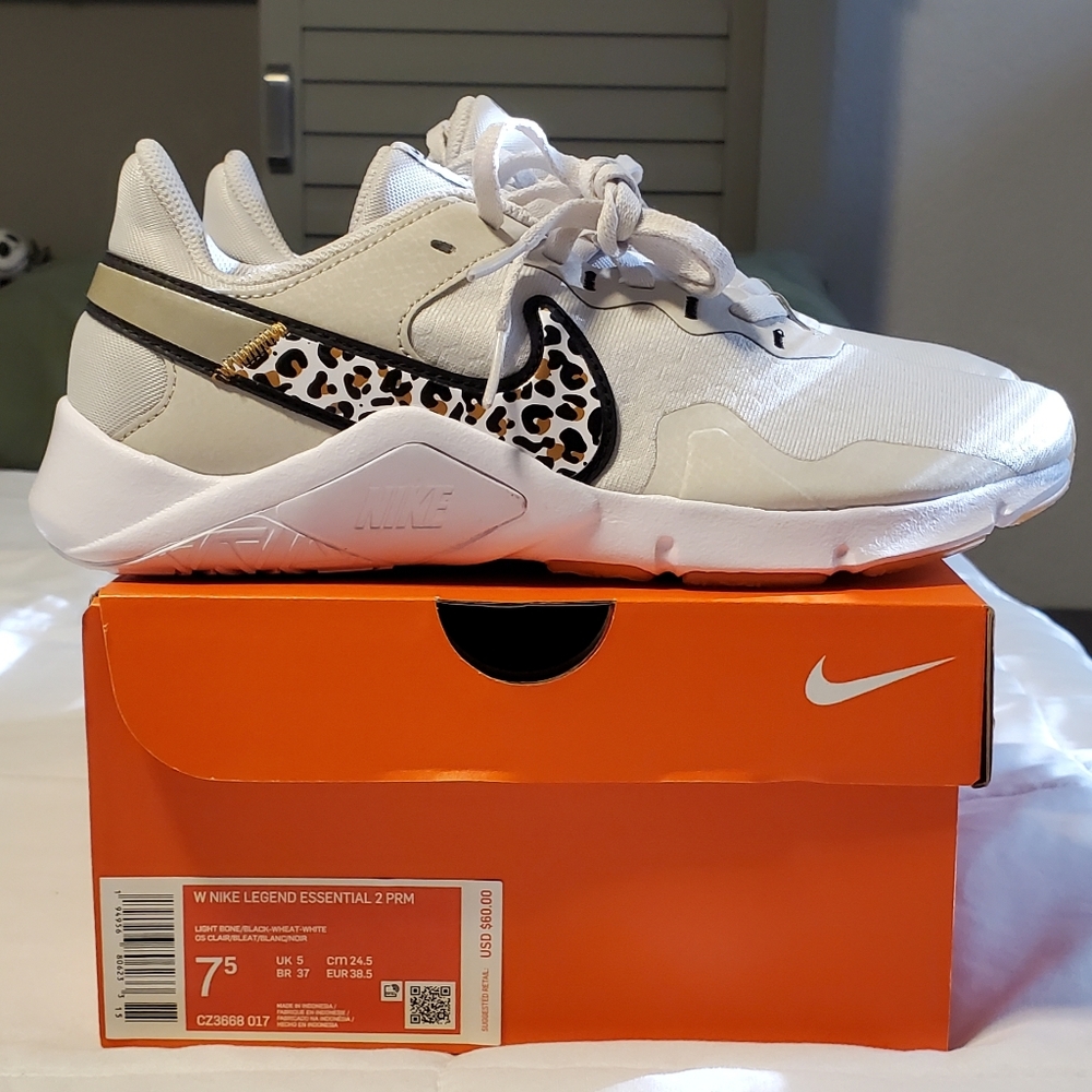 Nike Legend Essential, Size 7.5, Light Bone, Black-Wheat-White color